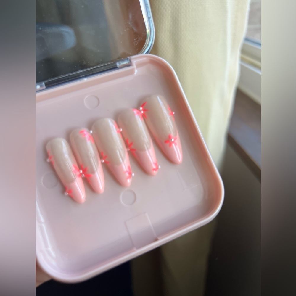 Press on nails